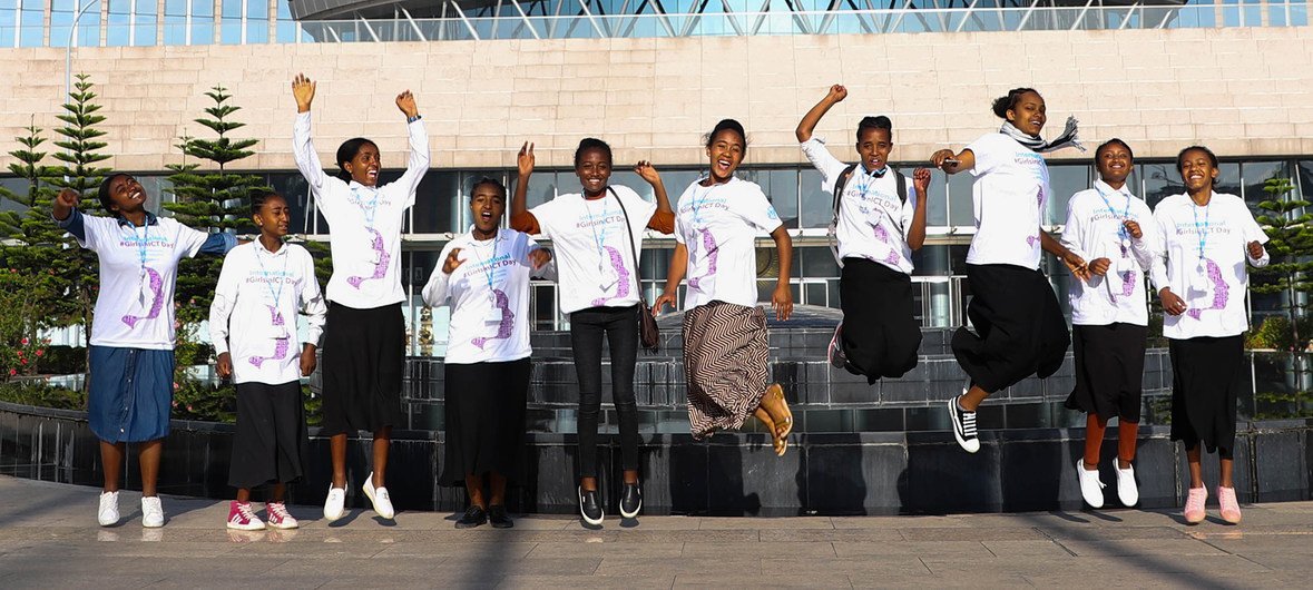 2019年4月25日，在埃塞俄比亚亚的斯亚贝巴非洲联盟总部，一些女孩参加了国际电联举办的信息通信年轻女性日庆祝活动。(资料图片)
