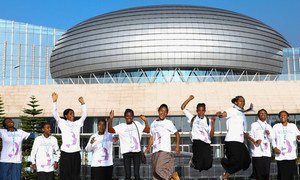 2019年4月25日，在埃塞俄比亚亚的斯亚贝巴非洲联盟总部，一些女孩参加了国际电联举办的信息通信年轻女性日庆祝活动。(资料图片)