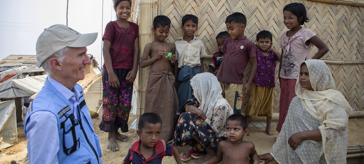 El Secretario General Adjunto de Asuntos Humanitarios, Mark Lowcock, con un grupo de refugiados rohinyá de Myanmar en el campamento de refugiados de Kutapalong, en Bangladesh.