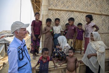 Заместитель Генерального секретаря по гуманитарным вопросам, Координатор чрезвычайной помощи Марк Локок в районе Кокс-Базар в Бангладеш , где нашли приют беженцы из Мьянмы