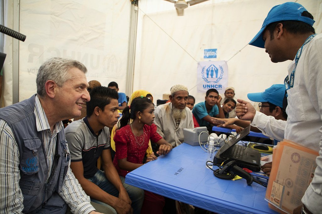 Kamishna Mkuu wa wakimbizi duniani, Filippo Grandi (kushoto) akikutana na wafanyakazi wa UNHCR na wakimbizi kutoka Myanmar kwenye kituo cha usajili huko kambini Kutupalong nchini Bangladesh