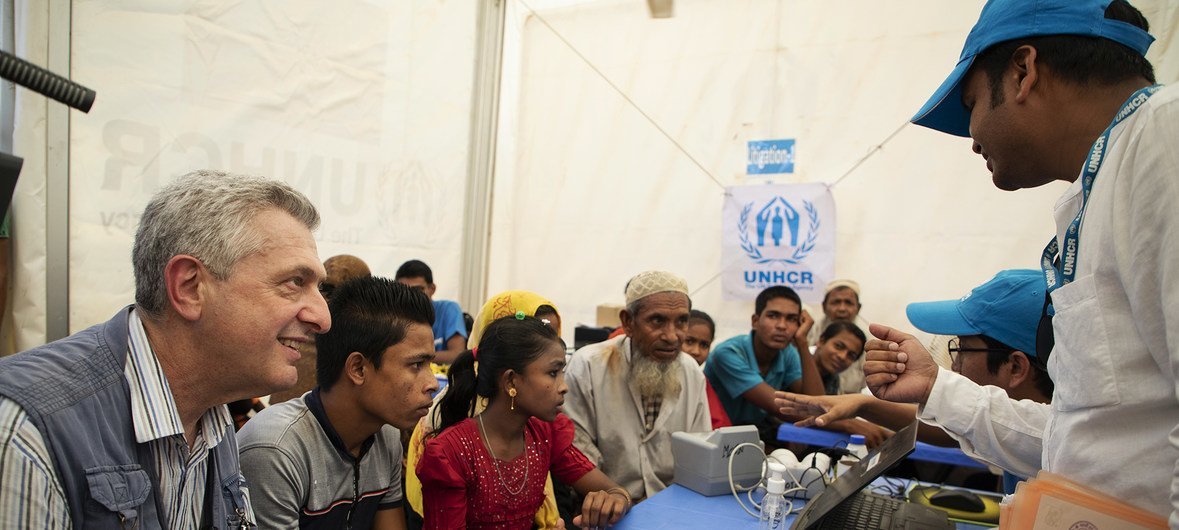 O alto comissário das Nações Unidas para os Refugiados com do Acnur e refugiados rohingya num local de registo no campo de refugiados de Kutapalong, no Bangladesh.