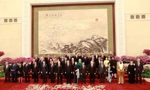 参加第二届“一带一路”国际合作高峰论坛的嘉宾“全家福”