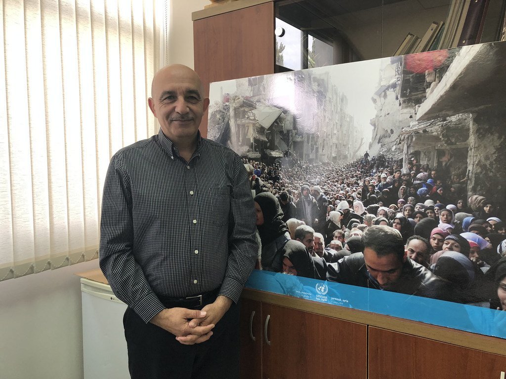 سامي مشعشع مدير الإعلام بوكالة إغاثة وتشغيل لاجئي فلسطين (الأونروا) في مكتبه في القدس. 
