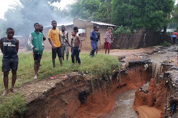 Un grupo de damnificados por el ciclón Kenneth en Pemba, Mozambique. Sus viviendas quedaron destruidas y existe el riesgo de aludes e inundaciones en vista de que las lluvias continuarán en los próximos días.