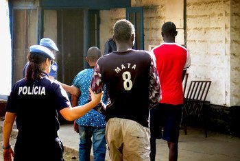 Mshtakiwa akielekezwa katika mahakama tembezi inayoungwa mkono na Umoja wa Mataifa huko Malakal nchini Sudan Kusini.