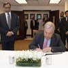 श्रीलंका में अप्रैल 2019 में गिरिजाघरों पर हुए चरमपंथी हमलों के बाद संयुक्त राष्ट्र महासचिव एंतॉनियो गुटेरेश ने न्यूयॉर्क स्थित श्रीलंका के स्थाई मिशन में शोक पुस्तिका पर हस्ताक्षर किए.