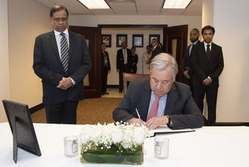 Le Secrétaire général de l'ONU, António Guterres, signe le livre de condoléances de la Mission permanente du Sri Lanka à New York après les attaques terroristes perpétrées en avril 2019 contre des églises dans ce pays d'Asie du Sud