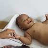 Chequeo médico a un bebé en un centro apoyado por UNICEF en la ciudad colombiana de Cúcuta, en la frontera con Venezuela. 