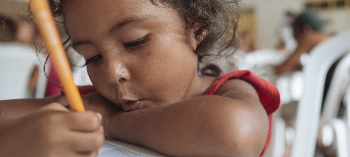 Yulis Rivas draws a picture of her parents in the Friendly Space in Cucuta, Colombia, where UNICEF provides learning activities for migrant children and parents from Venezuela.