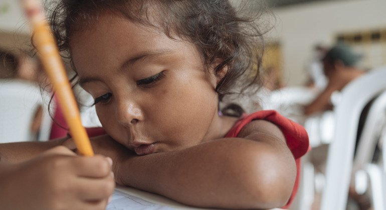 Atualmente, mais de 130 mil crianças venezuelanas estão matriculadas em escolas na Colômbia.