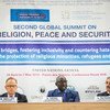 Au centre, Adama Dieng, Conseiller spécial sur la prévention du génocide, au Sommet sur la religion, la paix et la sécurité, avec Michael Moeller, Directeur général d'ONU Genève et Liviu Olteanu de l'Association pour la défense de la liberté religieuse.