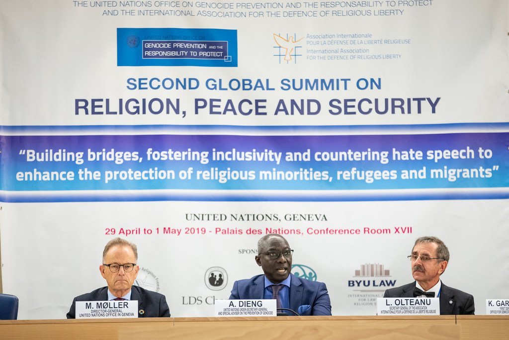 Au centre, Adama Dieng, Conseiller spécial sur la prévention du génocide, au Sommet sur la religion, la paix et la sécurité, avec Michael Moeller, Directeur général d'ONU Genève et Liviu Olteanu de l'Association pour la défense de la liberté religieuse.