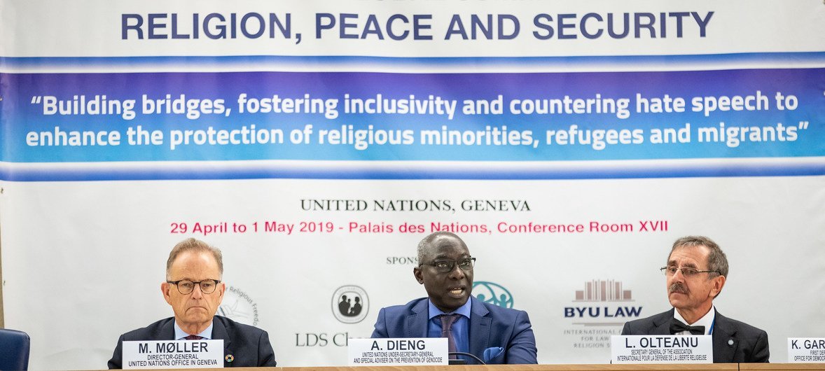 Adama Dieng, assessor especial da ONU para a Prevenção do Genocídio, com Michael Moeller, diretor-geral da ONU em Genebra, e Liviu Olteanu (direita) da Associação Internacional para a Defesa da Liberdade Religiosa.