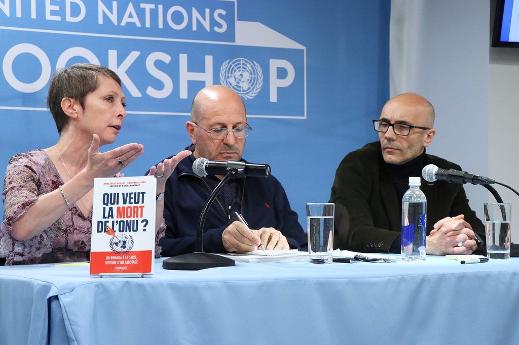 Anne-Cécile Robert (gauche) et Romuald Sciora (droite) présentent leur livre "Qui veut la mort de l’ONU ?" lors d’une rencontre à la librairie des Nations Unies à New York.