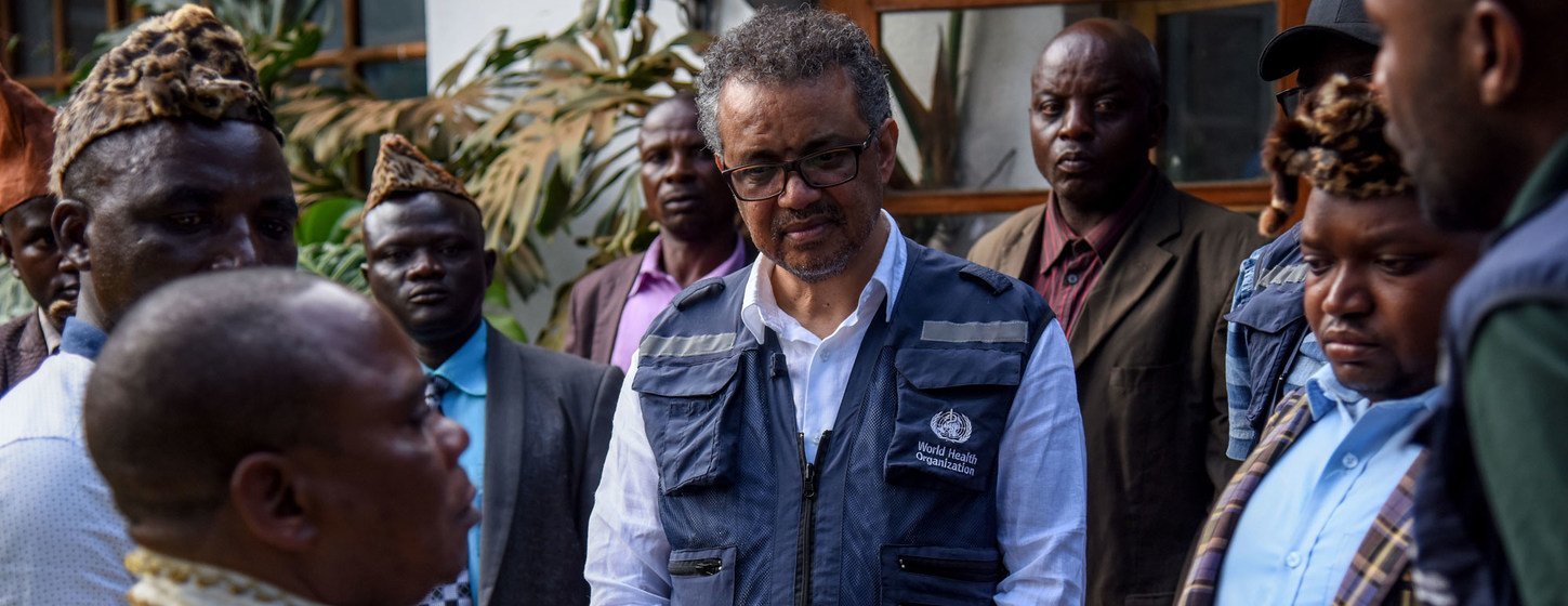 Les responsables de l'OMS, le Dr Tedros Adhanom Ghebreyesus et le Dr Matshidiso Moeti, rencontrent des dignitaires locaux à Butembo, en RDC.