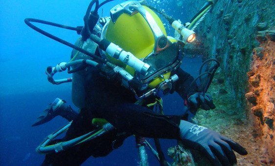 A commercial diver undertakes an in-water vessel inspection using surface supply with communications and a CCTV camera. (25 April 2011)