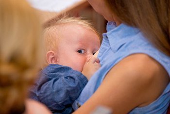 A mother from Luhansk feeding her baby while taking part in the workshop “Breastfeeding and infant feeding of children in emergencies” organized by UNICEF in Kyiv, Ukraine, in 2015.