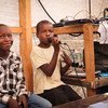 अंगोला में एक रेडियो स्टेशन पर साप्ताहिक कार्यक्रम में प्रसारण करते हुए दो बच्चे