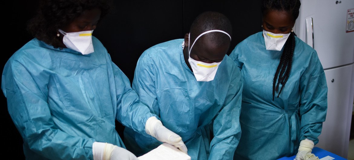 Des experts examinent une cargaison de cocaïne saisie en Guinée-Bissau.