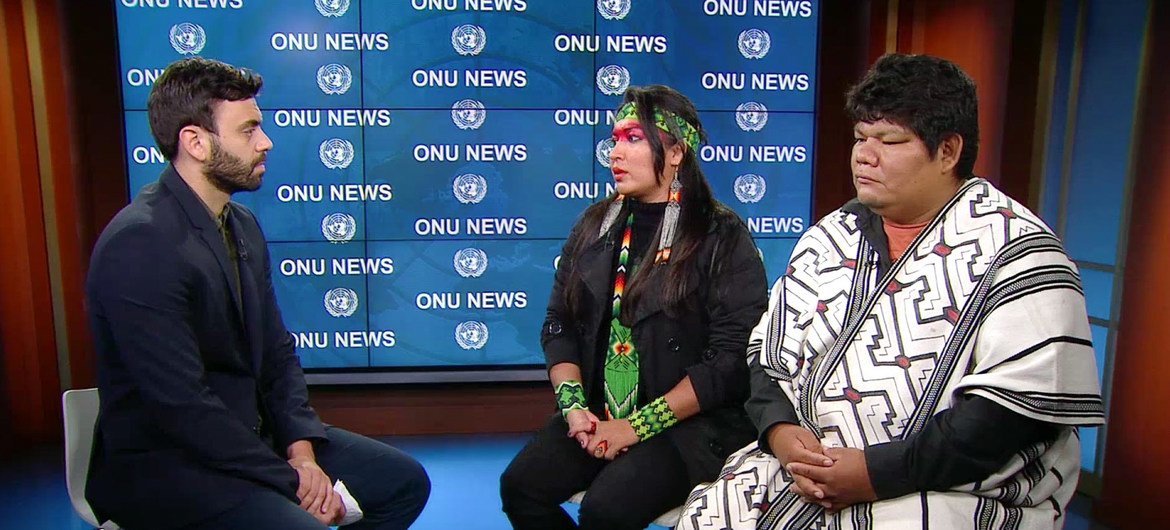 Representantes de grupos indígenas brasileiros Sara Yawanawa e Lucas Manchineri sendo entrevistados na sede da ONU 