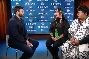 Representantes de grupos indígenas brasileiros Sara Yawanawa e Lucas Manchineri sendo entrevistados na sede da ONU 