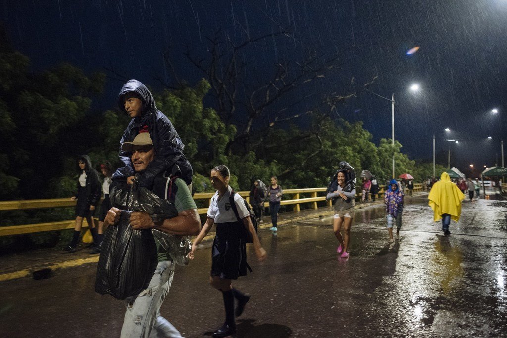 每天早上5点左右，数百名男孩和女孩通过科·德保拉·桑坦德尔国际大桥从委内瑞拉越过边境搭乘公车前往库库塔上学。