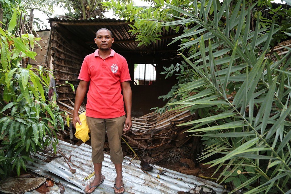 António Manuel, qui vit à Pemba, dans le nord du Mozambique, est devant sa maison détruite par le cyclone Kenneth dans la nuit du 25 avril.