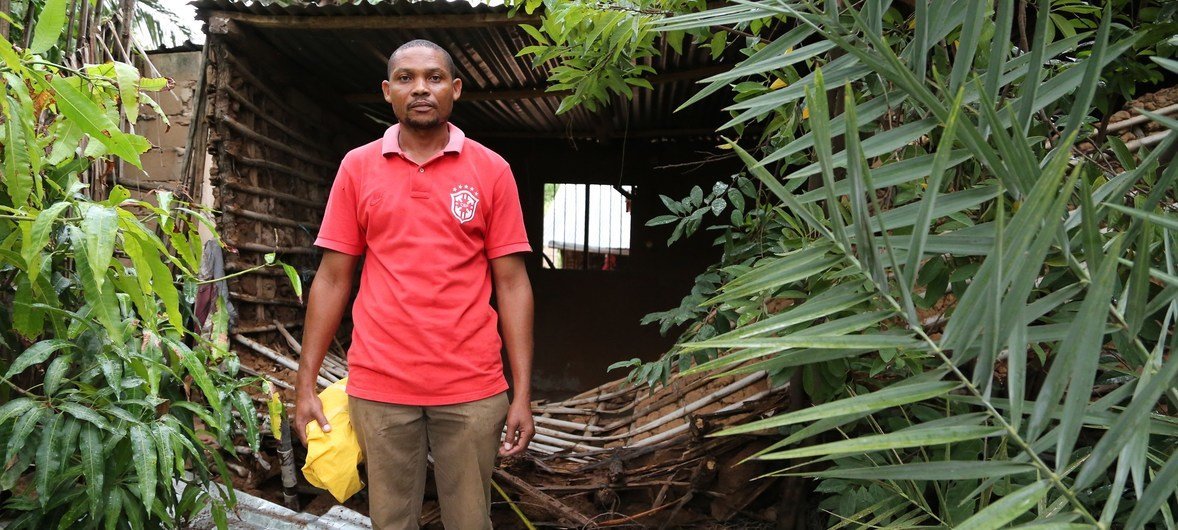 Antonio Manuel, que vive em Pemba, Moçambique, na frente de sua casa destruída pelo ciclone Kenneth durante a noite de 25 de abril.