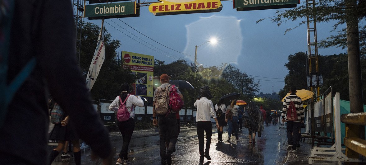 Cientos de niños cruzan la frontera desde Venezuela para ir a la escuela en Cúcuta, Colombia.