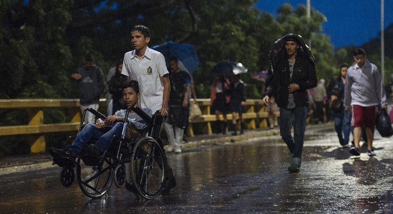 Cientos de niños cruzan la frontera desde Venezuela para ir a la escuela en Cúcuta, Colombia.