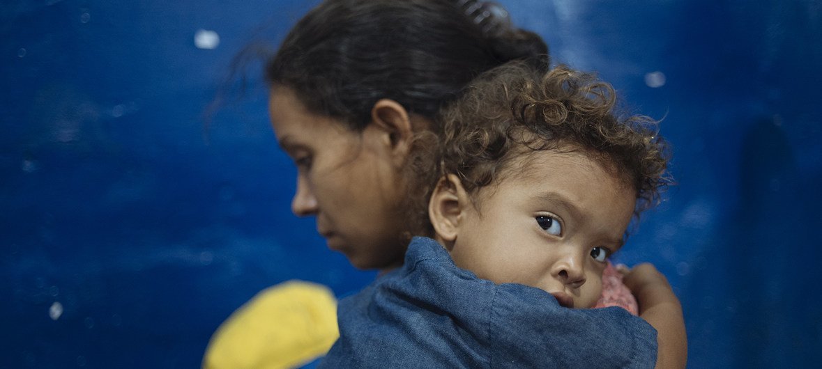 Venezuelana com o filho na Colômbia, depois de escapar da crise humanitária em seu país