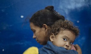 В Кукуте, в пункте отдыха организации Samaritan's Purse для мигрантов, пересекающих границу из Венесуэлы в Колумбию, мать держит на руках своего маленького ребенка.