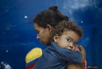 A Cucuta, en Colombie, en avril 2019, une mère et son enfant en provenance du Venezuela se reposent avant de poursuivre leur périple vers Cali en Colombie.e