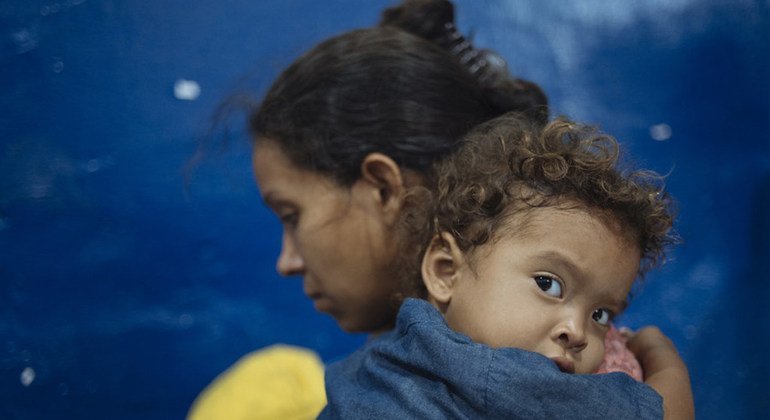 Venezuelana com o filho na Colômbia, depois de escapar da crise humanitária em seu país