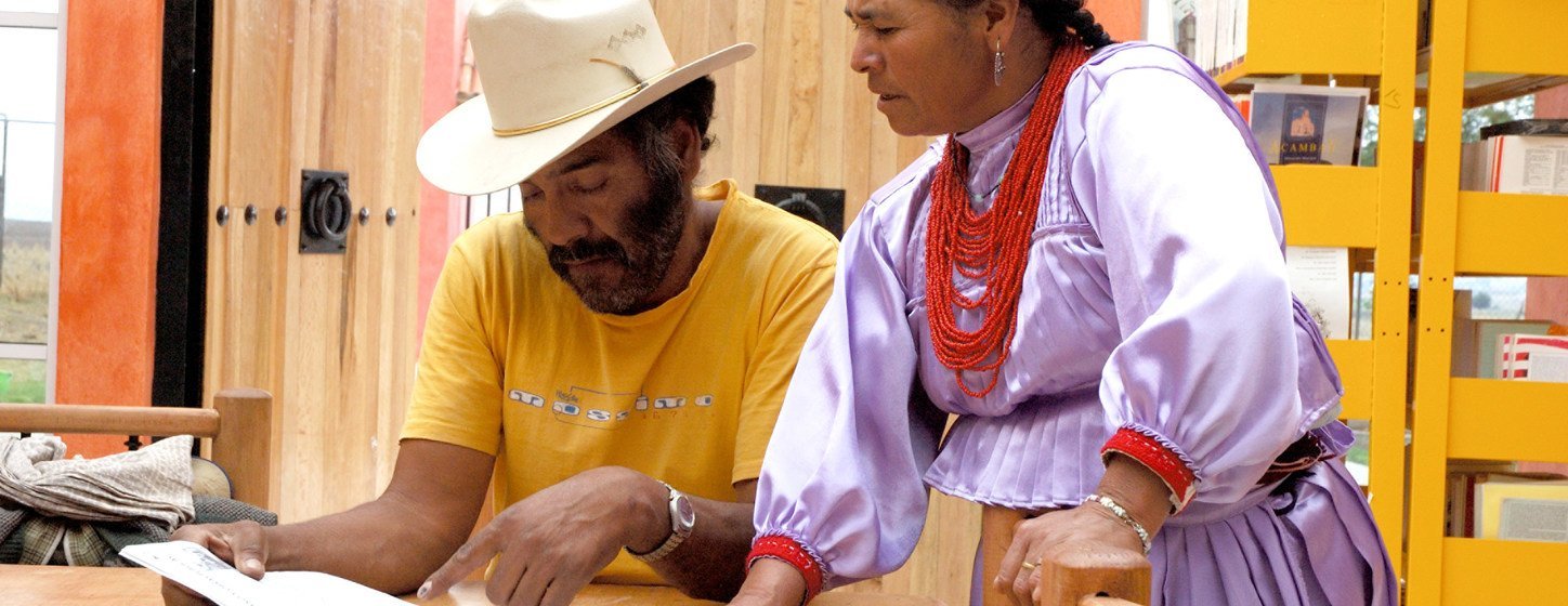 Dos integrantes del pueblo indígena mazahua en la biblioteca de la comunidad El Llanito, San José del Rincón, Estado de México.