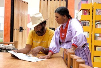 Dos integrantes del pueblo indígena mazahua en la biblioteca de la comunidad El Llanito, San José del Rincón, Estado de México.