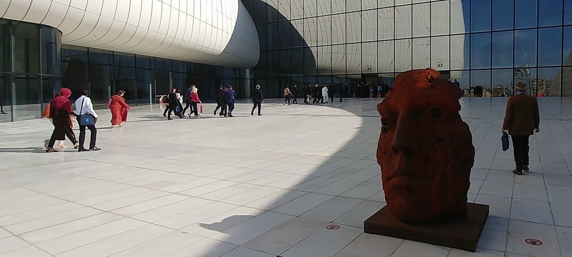 Le Centre Heydar Aliyev , à Bakou, en Azerbaïdjan a été conçu par l'architecte iraquo-britannique Zaha Hadid.