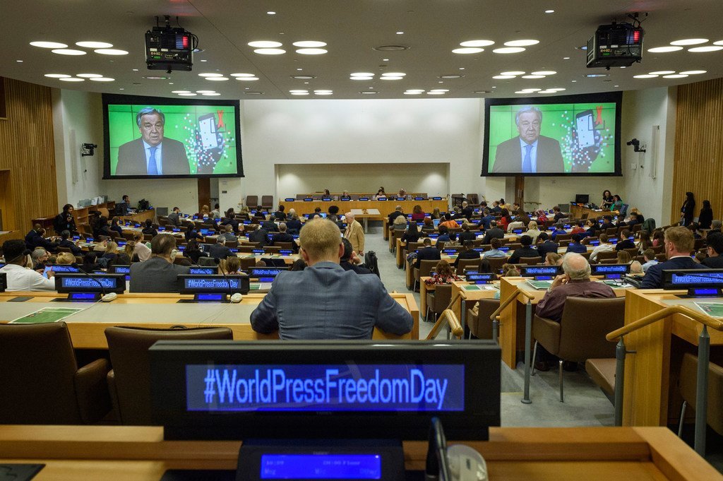 Le Secrétaire général de l'ONU, António Guterres (à l'écran), livre un message vidéo lors de la Journée mondiale de la liberté de la presse
