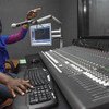 Susan Issa Adam, mtayarishaji wa vipindi akiwa kwenye Studio za radio ya UNAMID.