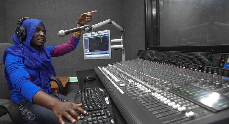 Susan Issa Adam, mtayarishaji wa vipindi akiwa kwenye Studio za radio ya UNAMID.