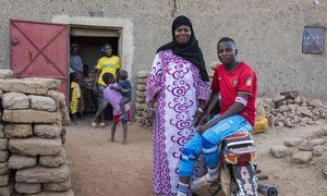 Au Mali, cette grand-mère déplacée fournit des soins dans une ville déchirée par le conflit