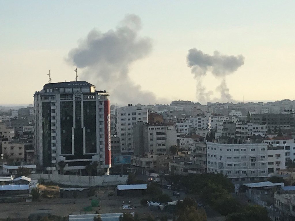 2019年5月4日，加沙中心地带的里马勒住宅区，以军空袭后冒起的滚滚浓烟清晰可见。