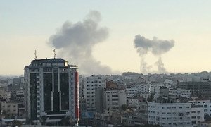 2019年5月4日，加沙中心地带的里马勒住宅区，以军空袭后冒起的滚滚浓烟清晰可见。