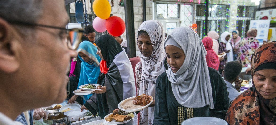 Refugiados e requerentes de asilo de diferentes países quebram o jejum do Ramadã na Sociedade de Órfãos Al Amal em Amã, Jordânia