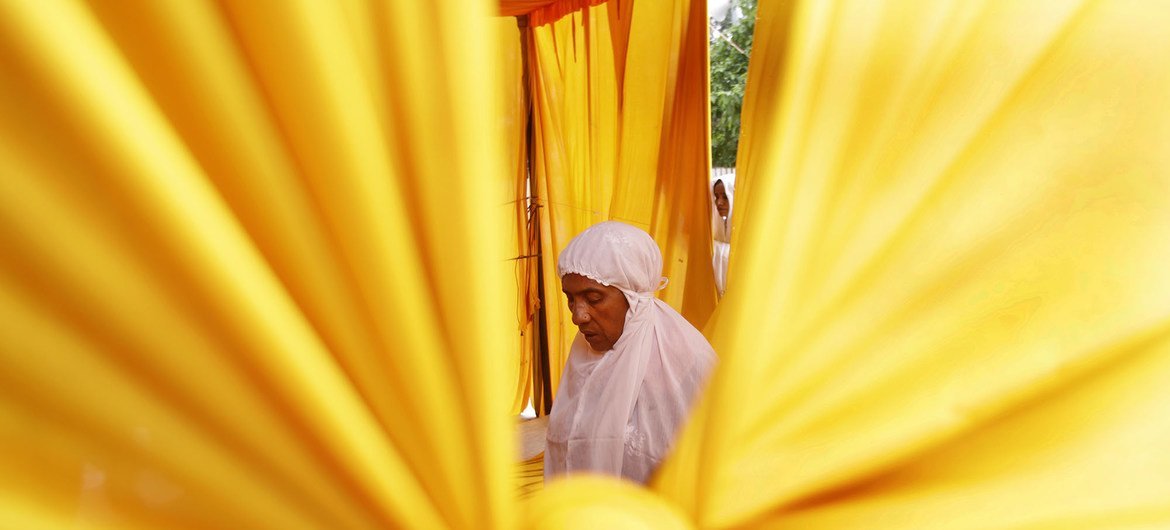 इंडोनेशिया के आचे इलाक़े में एक रोहिंज्या महिला रमज़ान के दौरान नमाज़ अदा करते हुए. 