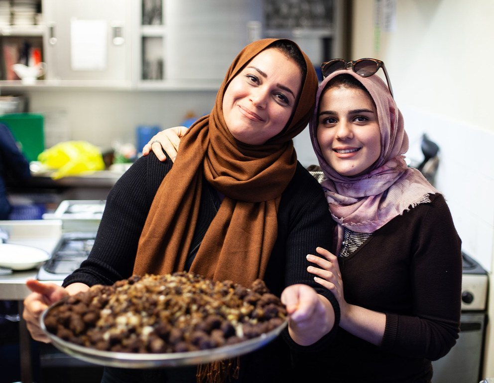 طاهية إيرانية وابنتها يستعرضان أطباقا تقليدية في إطار مبادرة لدعم اللاجئين والمهاجرين في لندن. أبريل/نيسان 2018.