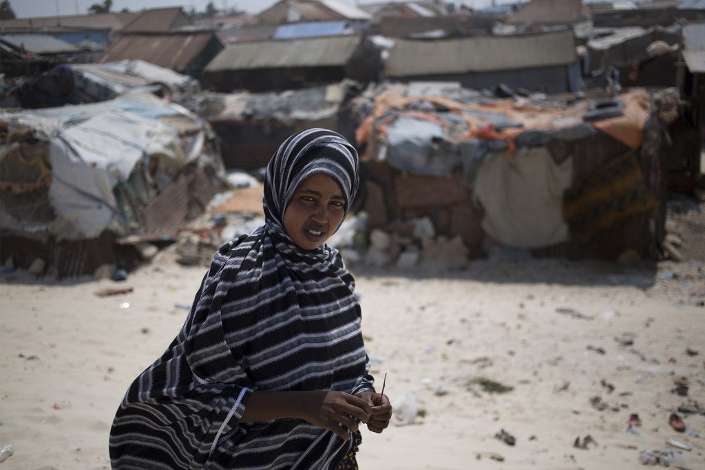 Ideeya Jimcaale, 18 ans, vit dans un camp pour personnes déplacées sur la plage de Bossaso, au Puntland, en Somalie.