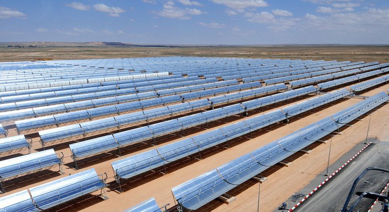 صفوف من الألواح الشمسية في محطة توليد الطاقة الشمسية الحرارية في عين بني مطر في المغرب. (ملف 2010)