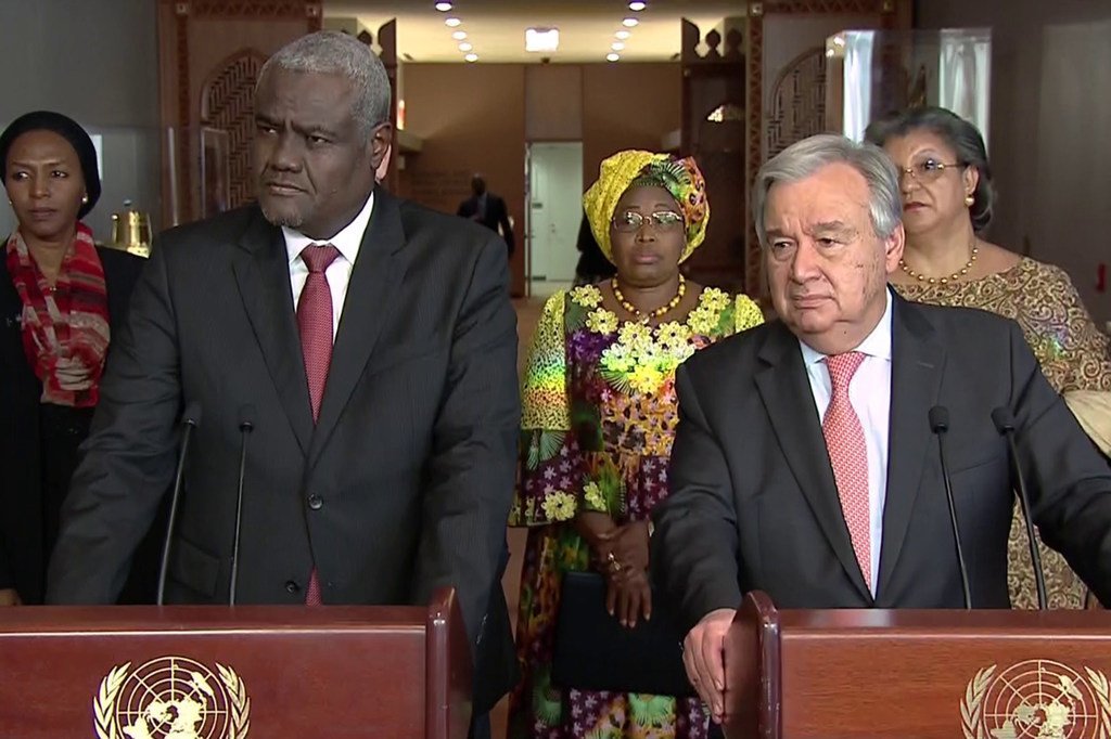 联合国秘书长安东尼奥·古特雷斯(右)和非洲联盟委员会主席穆萨·法基
